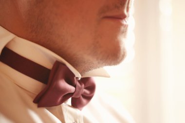 Bir damat papyon ile portre