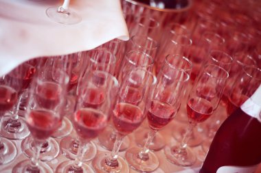 Kırmızı içecek gözlük