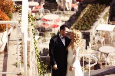 Gelin ve damat kucaklıyor