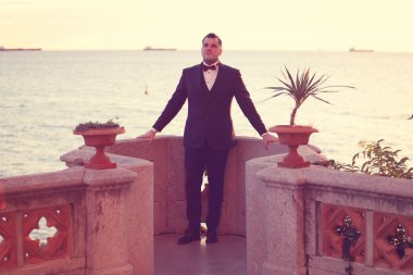 Göl içinde belgili tanımlık geçmiş bir teras üzerinde damat