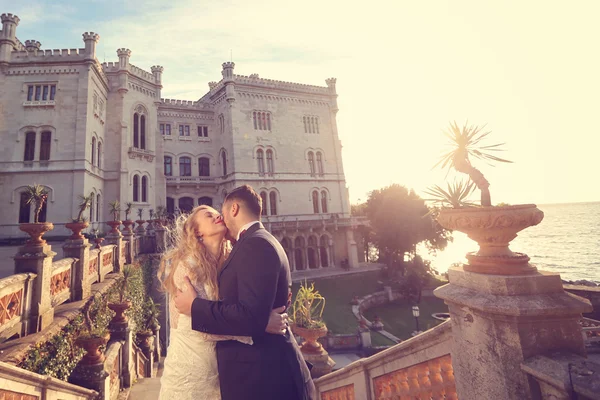 Novia y novio en el castillo —  Fotos de Stock