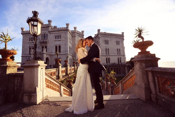 Bruid en bruidegom op kasteel — Stockfoto