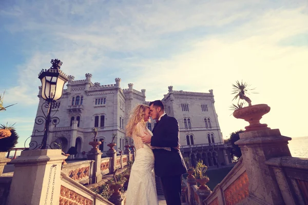 Novia y novio en el castillo —  Fotos de Stock