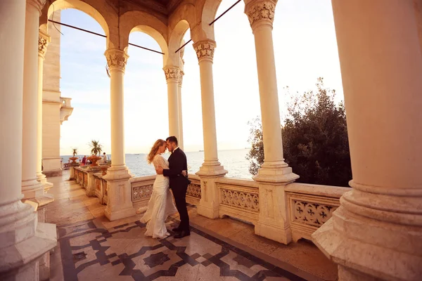 Bride and groom in the sunlight at castle — Stock Photo, Image