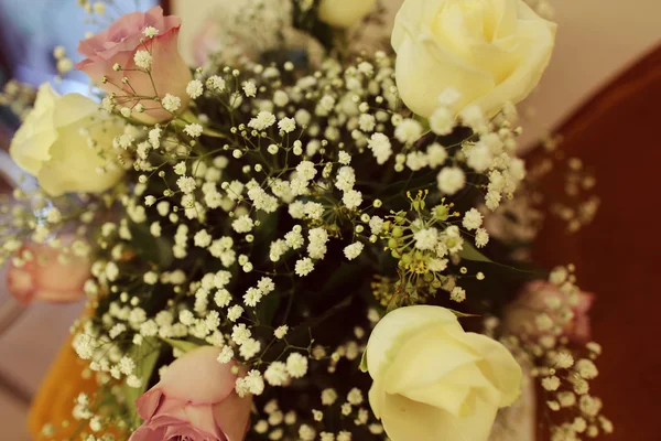 Rosas con gypsophilla — Foto de Stock