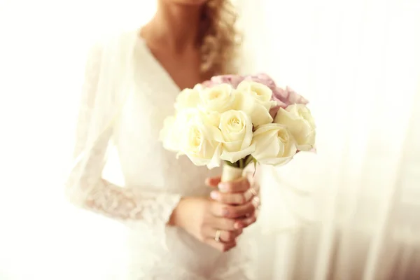 Bruid houden bruiloft boeket gemaakt van rozen — Stockfoto