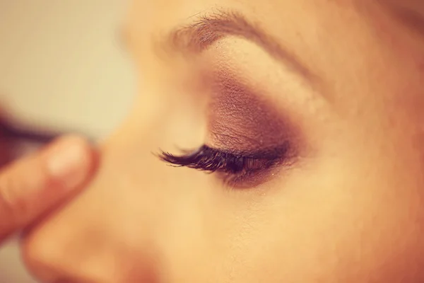 Olhos de uma mulher no estúdio de maquiagem — Fotografia de Stock