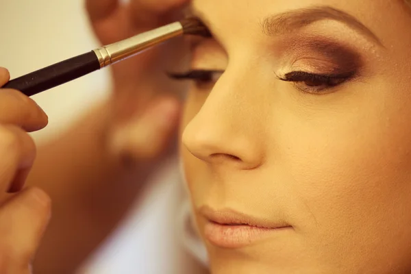 Los ojos de una mujer en el estudio de maquillaje — Foto de Stock