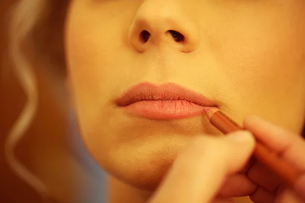 Manos aplicando lápiz labial — Foto de Stock