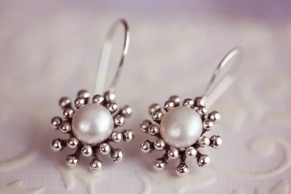 Belles boucles d'oreilles en perles — Photo