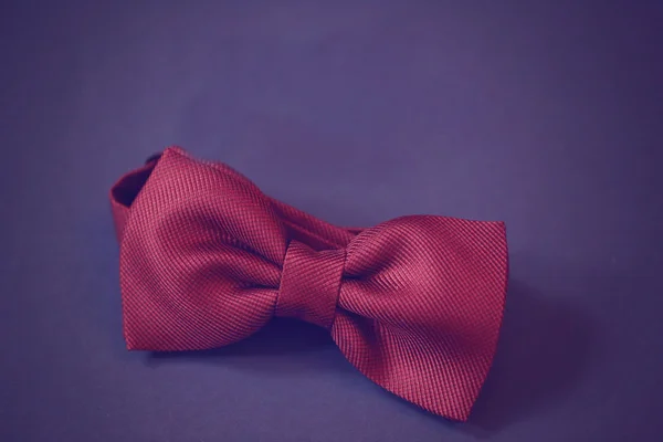 Червона краватка на синьому фоні — стокове фото