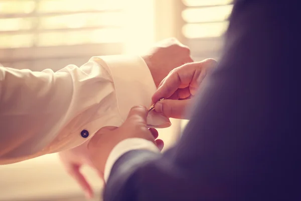 Groomsman helping the groom — Stock Photo, Image