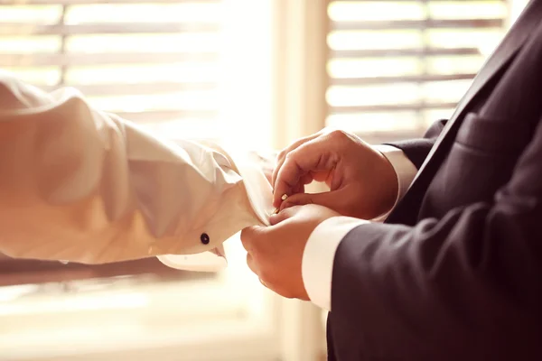 Groomsman helping the groom — Stock Photo, Image