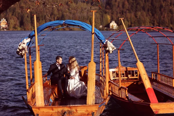 新娘和新郎在一条船上阳光灿烂的日子 — 图库照片