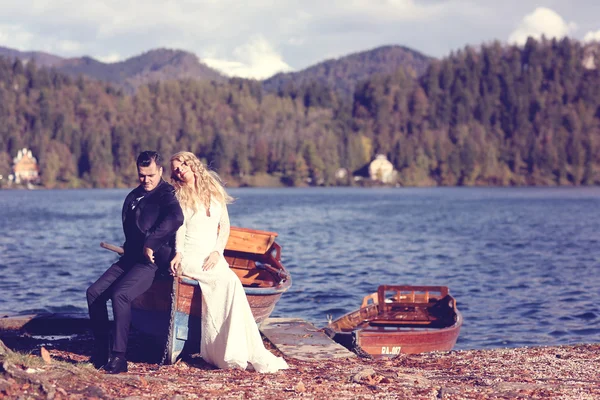 Bride and groom in a boat on sunny day — Stock Photo, Image