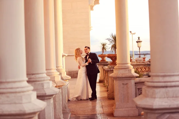 Novia y novio en la terraza de un castillo —  Fotos de Stock