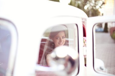 Güzel bir eski arabaya gelin