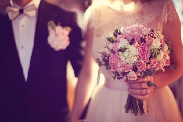 Bride holding her wedding bouquet in the church — Stock Photo, Image