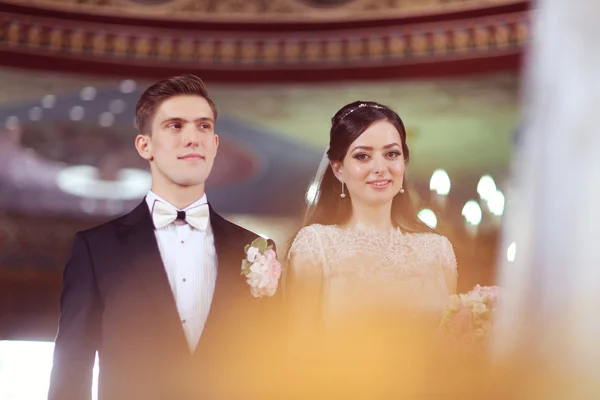 Bride and groom at church — Stock Photo, Image