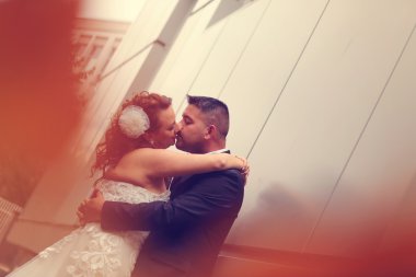 Gelin ve damat parkta kucaklayan