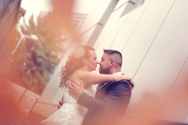 Gelin ve damat parkta kucaklayan