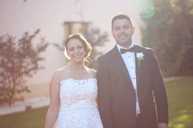 Güzel gelin çift güneş ışığı altında