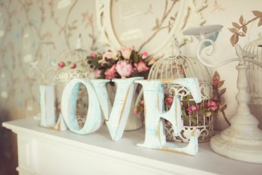 Aşk mektupları çiçek arka plan üzerinde
