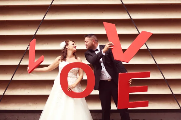 Bruden och brudgummen håller stora kärleksbrev — Stockfoto