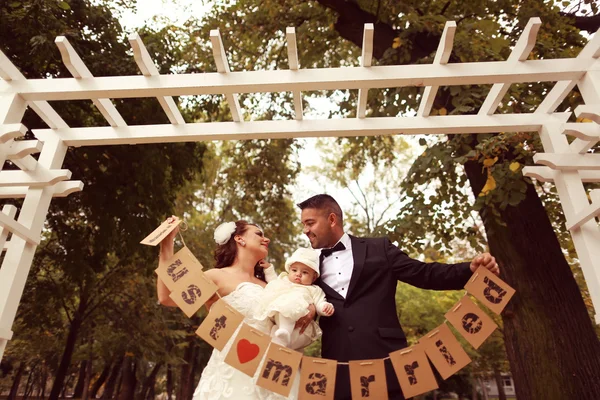 Bruden och brudgummen håller Just Married tecken — Stockfoto