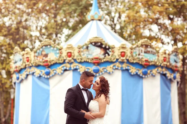 Nevěsta a ženich v karuselu — Stock fotografie