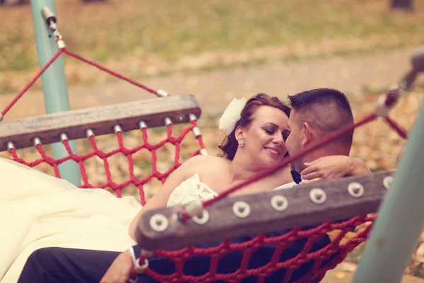 Mariée et marié dans une balançoire — Photo