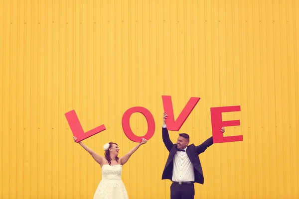 Sposa e sposo in possesso di grandi lettere d'amore — Foto Stock