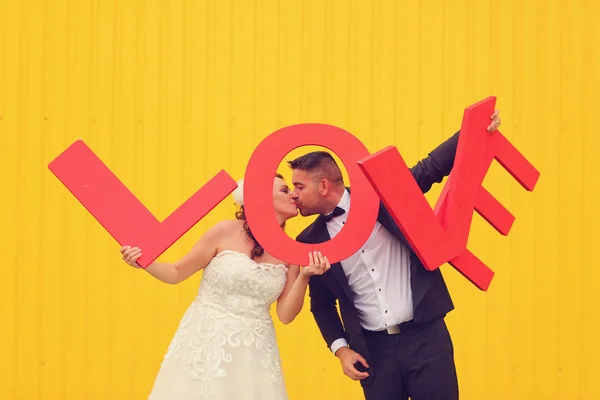 Sposa e sposo in possesso di grandi lettere d'amore — Foto Stock