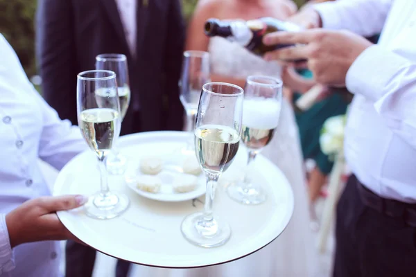 Garçom servindo champanhe — Fotografia de Stock