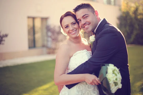 Hermosa pareja nupcial a la luz del sol — Foto de Stock