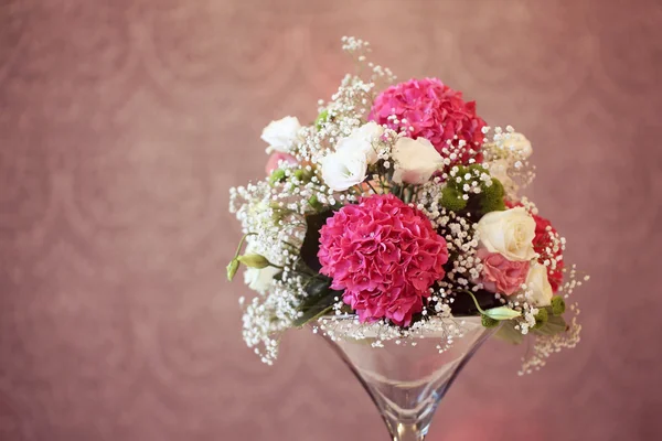 Mezcla de flores en un jarrón — Foto de Stock