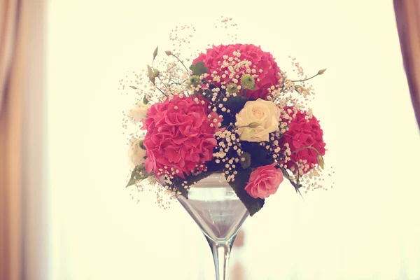 Mix av blommor i en vas — Stockfoto