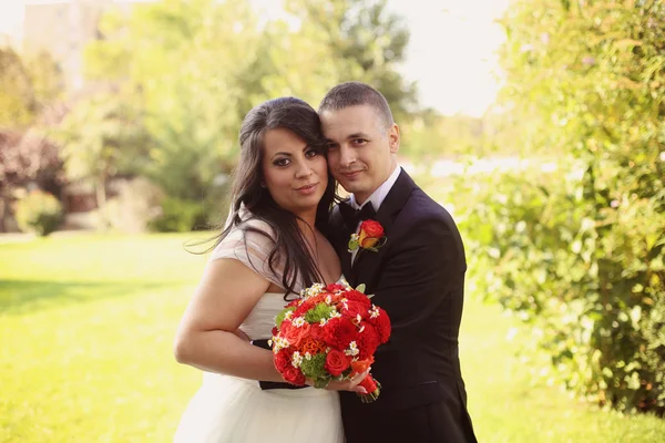 Bride and groom on their wedding day — Stock Photo, Image