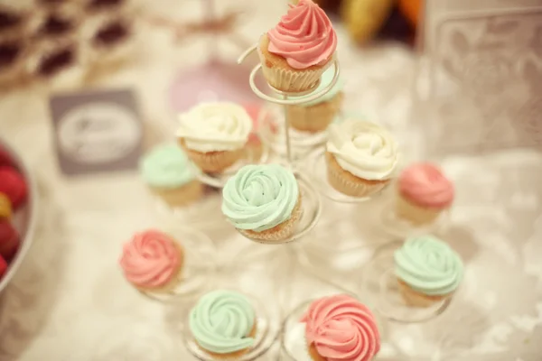 Cupcakes sur le stand de gâteau — Photo