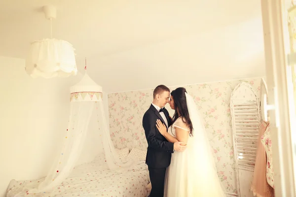 Menyasszony és a vőlegény egy gyönyörű házban — Stock Fotó