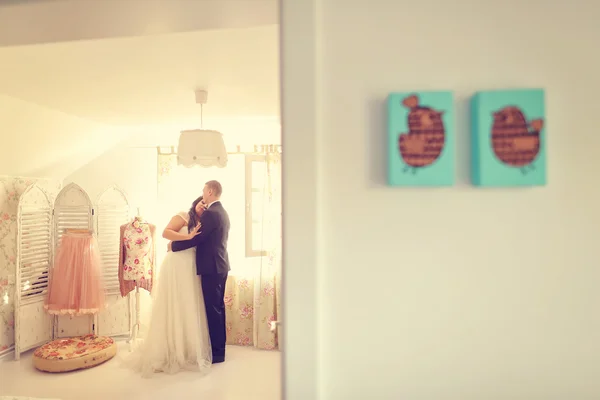 Bride and groom in a beautiful house — Stock Photo, Image