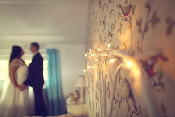 Lights on wall with bride and groom as silhouettes — Stock Photo, Image