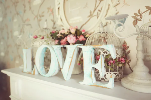 LOVE letras sobre fondo floral —  Fotos de Stock