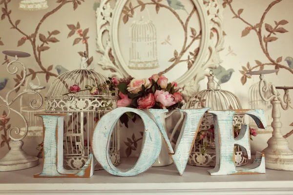 LOVE letras sobre fondo floral —  Fotos de Stock