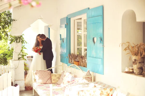 Bride and groom near beautiful vintage house — Stock Photo, Image