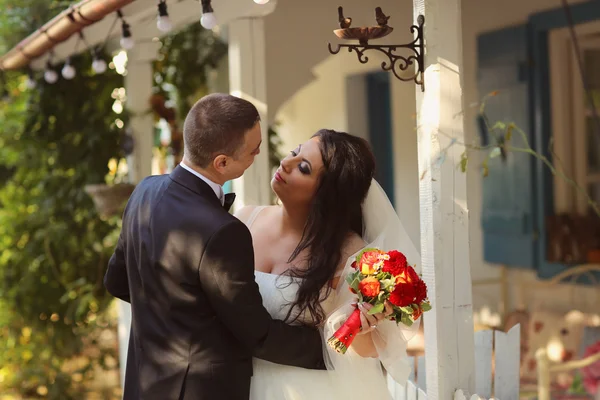 Nevěsta a ženich v blízkosti krásný dům — Stock fotografie