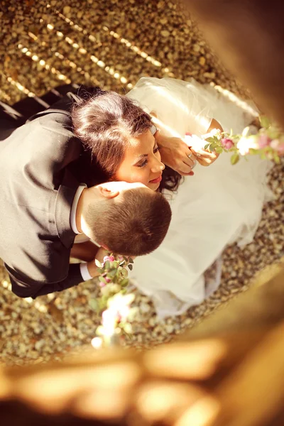 Mariée et marié dans une balançoire — Photo