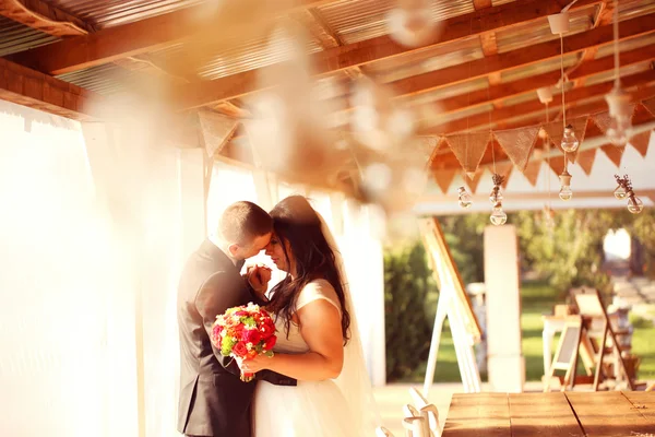 Novia y novio abrazando — Foto de Stock