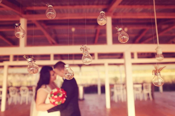 Nevěsta a ženich s žárovky visící — Stock fotografie