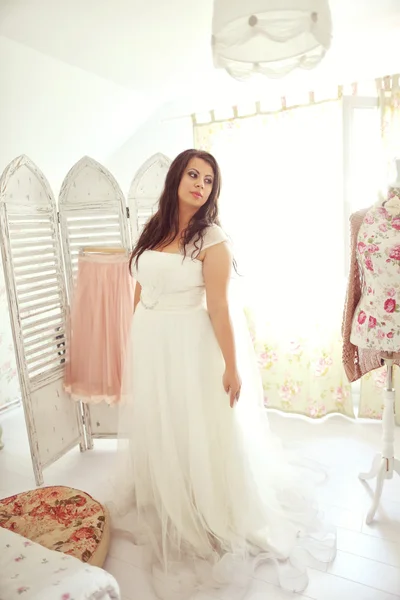 Красивая невеста в винтажной комнате — стоковое фото